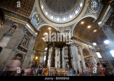 Details über die Decke, Kuppel und Bernini Baldacchino oder Baldachin bei St. Peter Basilika oder Basilica di San Pietro, Rom, Italien Stockfoto