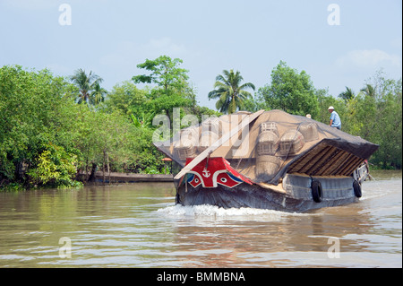 Eine voll beladene Reisbarke auf dem Mekong in Vietnam Stockfoto