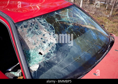 Geknackt Windschutzscheibe in VW Golf, in einen Verkehrsunfall verwickelt. Stockfoto