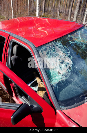 Geknackt Windschutzscheibe in VW Golf, in einen Verkehrsunfall verwickelt. Stockfoto