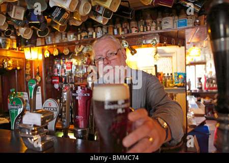 der Wirt der Kneipe ´Nancy´s´, Ardara, Co. Donegal, Irland Stockfoto