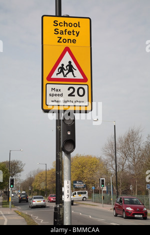 Straßenschild "Schule Sicherheit Zone Höchstgeschwindigkeit 20 km/h" Stockfoto