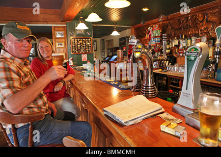 paar in einem Pub in der Nähe von Dundalk, Co. Louth, Irland Stockfoto