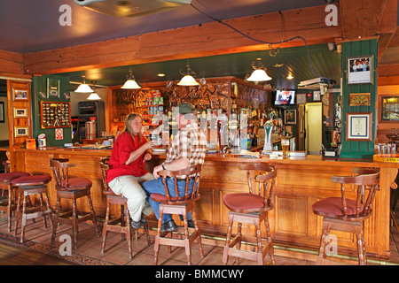 paar in einem Pub in der Nähe von Dundalk, Co. Louth, Irland Stockfoto