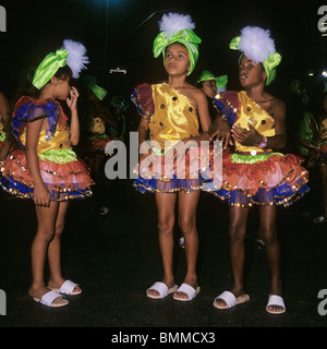 junge Mädchen mit Karnevalskostüme bei Nacht - Rio De Janeiro Karneval Parade - Brasilien Stockfoto