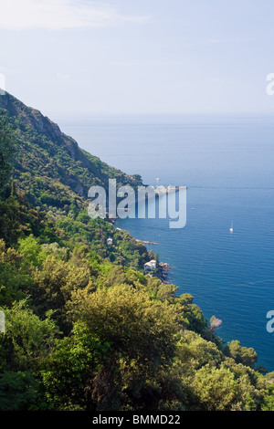 schöne Aussicht auf San Nicolo Dorf und Punta Chiappa in Camogli, Ligurien, Italien Stockfoto