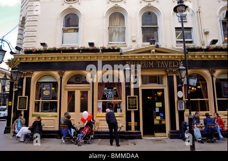 Leute mit mittlerer Menschenmenge, an Tischen sitzen, Getränke teilen, Bier, britische Pubs, Bars, London, England, UK, außerhalb der Storefronts, Straßenszenen Stockfoto