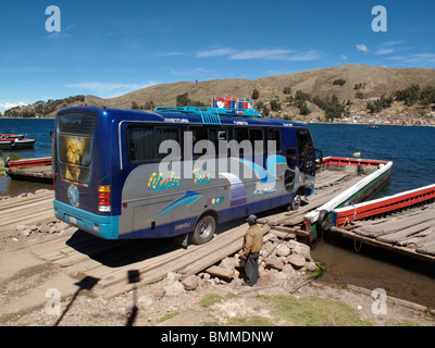 Hölzerne Schiff Fähre für den transport von Fahrzeugen über das südliche Ende des Titicaca-See bei Tiquina in Bolivien Stockfoto