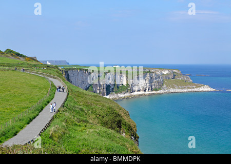 Fuß entlang der Küste von Antrim, Nordirland Stockfoto