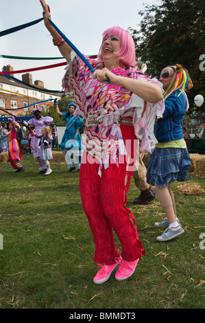 Mode-Designerin Zandra Rhodes mit Donna Maria Maibaum Tänzer tanzen. Bermondsey Street Festival 2010 Stockfoto