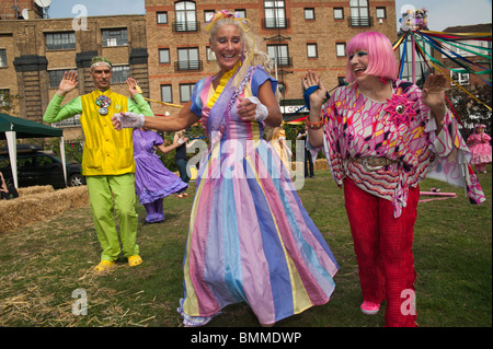 Andrew Logan, Donna Maria Aned Zandra Rhodes mit Donna Maria Maibaum Tänzer tanzen. Bermondsey Street Festival 2010 Stockfoto