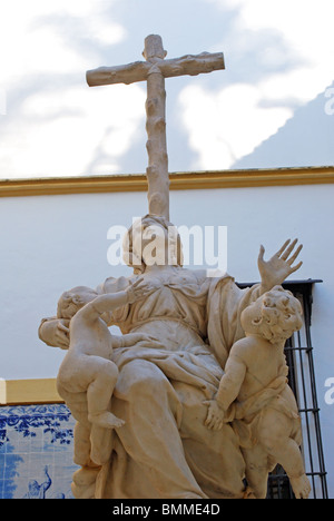 Marmorstatue und Kreuz im Innenhof der Provinz Hospital De La Caridad, Sevilla, Sevilla, Andalusien, Spanien, Europa. Stockfoto