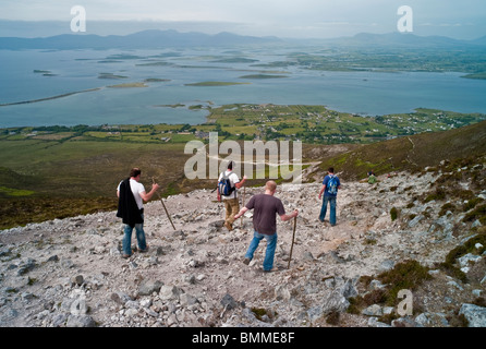 Pilger und Touristen an der Steigung auf Croagh Patrick, Blick auf das Clew Bay County Mayo, Irland. Stockfoto