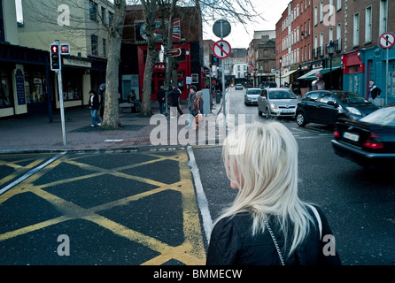 Eine Frau kommt von der Ha'penny-Brücke über Liffey Street in Dublin Irland Stockfoto