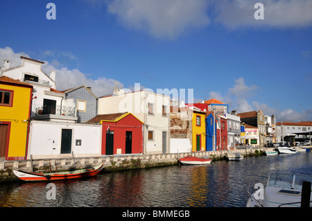 Bunte Häuser durch den Kanal, Aveiro, Portugal Stockfoto