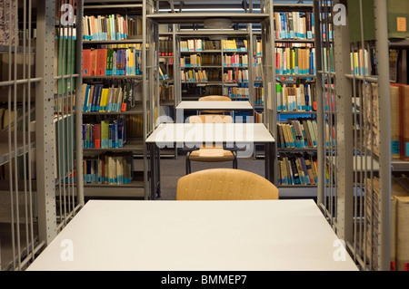 In Perspektive, vertikale, leere Studie Schreibtischen und Bücher Regale an der Universitätsbibliothek Warschau, Polen, Polnisch, EU Stockfoto