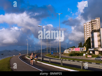 Ein Meer-Seite-Nachmittag mit Jogger durch die Straße in Florianopolis, Brasilien Stockfoto