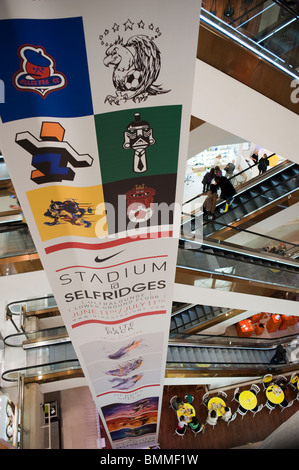 London, Großbritannien, Großbritannien, Innenansicht des Escalators im Inneren des Kaufhauses Selfridges Stockfoto