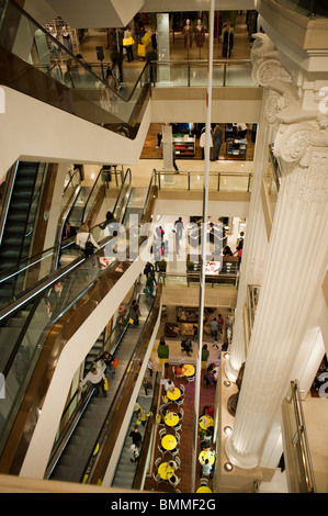 London, Großbritannien, Großbritannien, Innenansicht des Escalators im Inneren des Kaufhauses Selfridges Stockfoto