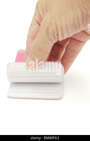 Hand öffnen Notizblock auf weißem Hintergrund Stockfoto