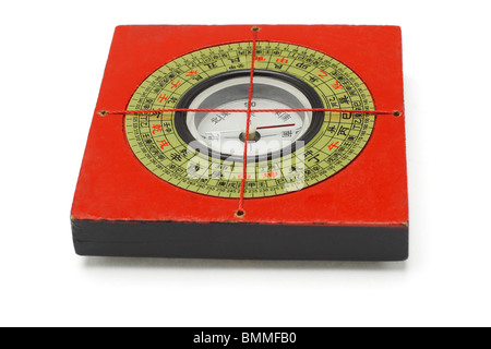 Chinesische traditionelle rote Kompass auf weißem Hintergrund Stockfoto