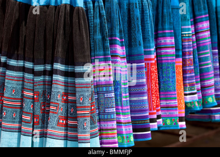 Tribal Miao tragen am Laomeng Markt in der Provinz Yunnan, China Stockfoto