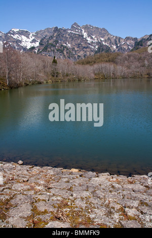 Kagami Ike (Mirror Lake), im Frühjahr mit Togakushi Berg im Hintergrund. Stockfoto