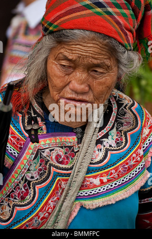 Im Alter von Yi Tribeswoman aus Yuanyuang Dorf in Yunnan, China Stockfoto