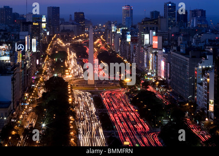 Avenida 9 de Julio und der Obelisk (El Obelisco) Buenos Aires, Argentinien Stockfoto