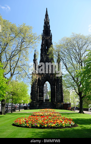 Frühlingsblumen in den Princes Street Gardens mit Scott Monument im Hintergrund, Edinburgh, Schottland Stockfoto