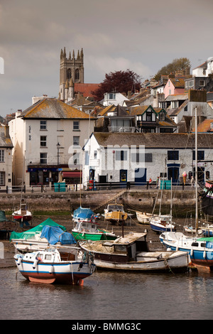 Großbritannien, England, Devon, Brixham Boote im Hafen vor Anker neben Golden Hind Replik Schiff Stockfoto