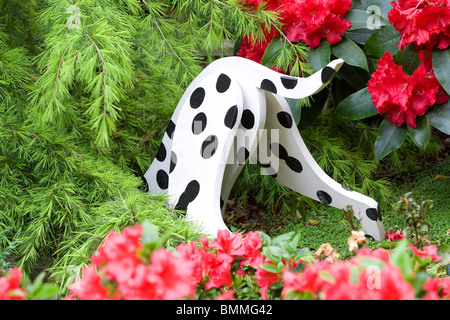 dekorative hölzerne Dalmatiner Hund im Garten Stockfoto