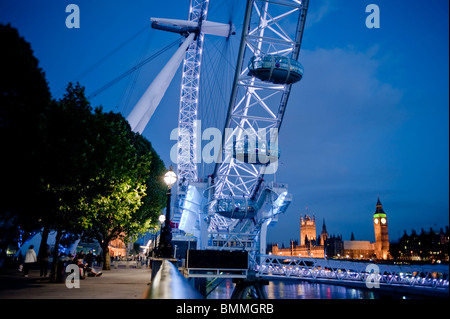 London, Großbritannien, Panorama Scenic, Nacht, im South Bank District, mit der Themse und dem London Eye Stockfoto