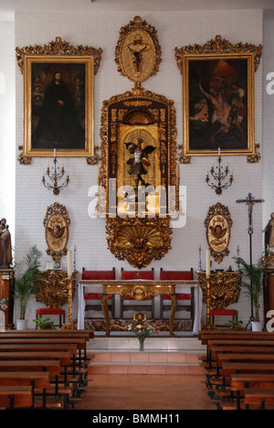 Kirche (Parroquia San Miguel Arcangel) - Innenansicht, Torremolinos, Costa Del Sol, Provinz Malaga, Andalusien, Spanien, Europa. Stockfoto