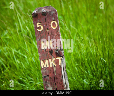 Eine Meile Post auf der Spur der MKT in Columbia, Missouri.  Die MKT verbindet sich mit Katy Trail, die von Saint Louis nach Clinton führt. Stockfoto