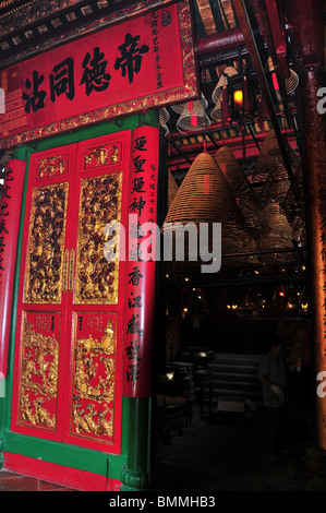 An der Spitze der taoistischen Tür ist ein Räucherstäbchen Herd von