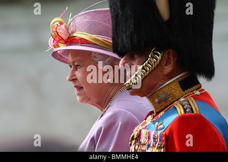 HM Königin Elizabeth II und seine königliche Hoheit der Herzog von Edinburgh Prinz Phillip auf die Trooping der Farbtons. Stockfoto