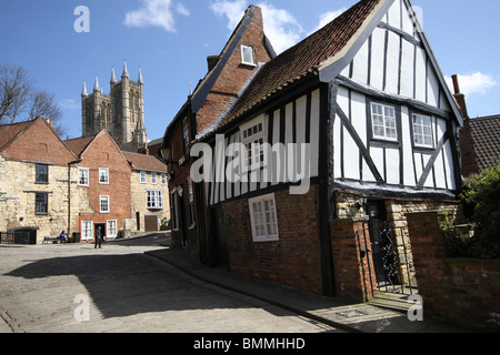 16. Jahrhundert halb krumm Fachwerkhaus an der Spitze der Michaelgate, Lincoln, in der Nähe von steilen Hügel. Stockfoto