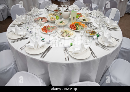 Weiße Hochzeit Ort bereit für die Gäste. Elegantes Bankett-Tischen für eine Konferenz oder eine Party vorbereitet. Stockfoto