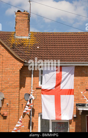 Häuser und Straße geschmückt mit Fahnen, WM 2010 Deco, Knowle, Bristol, UK Stockfoto