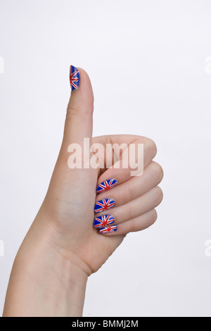 Hand mit britischer Flagge auf den Fingernägeln bilden einen Daumen Schild gemalt Stockfoto