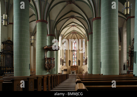 Innenansicht der Kirche St. Johannes Baptist in Attendorn, Naturpark Ebbegebirge, Sauerland, Nordrhein-Westfalen Stockfoto