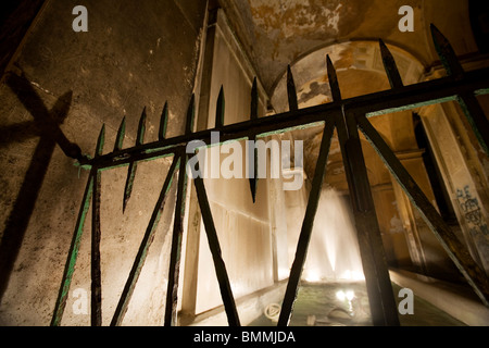 Alte rostige Gitter profiliert gegen die Brunnen in Villa Giulia, Rom, Italien Stockfoto