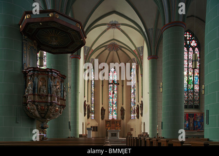 Innenansicht der Kirche St. Johannes Baptist in Attendorn, Naturpark Ebbegebirge, Sauerland, Nordrhein-Westfalen Stockfoto