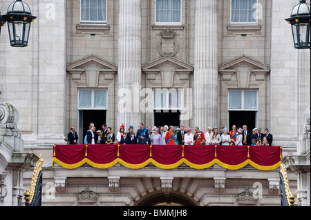 DER BRITISCHEN KÖNIGSFAMILIE AUF DEM BALKON DES BUCKINGHAM PALACE, TROOPING THE COLOUR, JUNI 2010 Stockfoto