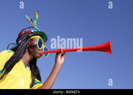 Fußball Fan bläst die Vuvuzela, Johannesburg, Südafrika Stockfoto