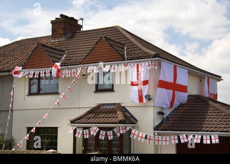 Häuser und Straße geschmückt mit Fahnen, WM 2010 Deco, Knowle, Bristol, UK Stockfoto