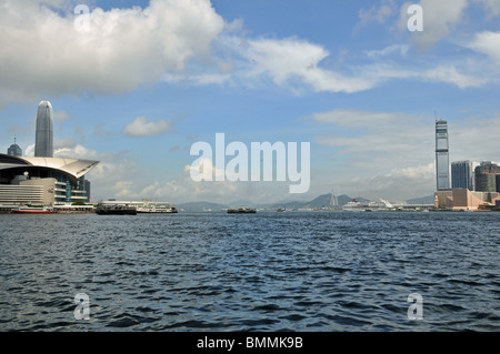 Victoria Harbour cross Höhenplan (nach Westen) von einem Star Ferry zwischen den Wolkenkratzern von Central und Kowloon, Hong Kong Stockfoto