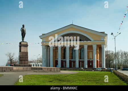 Sehenswürdigkeiten, Straße und Gebäude von Petrosawodsk, Karelien, Russland. Petrozavodsk Drama Theatergebäude Stockfoto