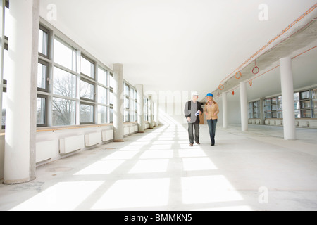 Zwei Architekten, die zu Fuß über Website Stockfoto